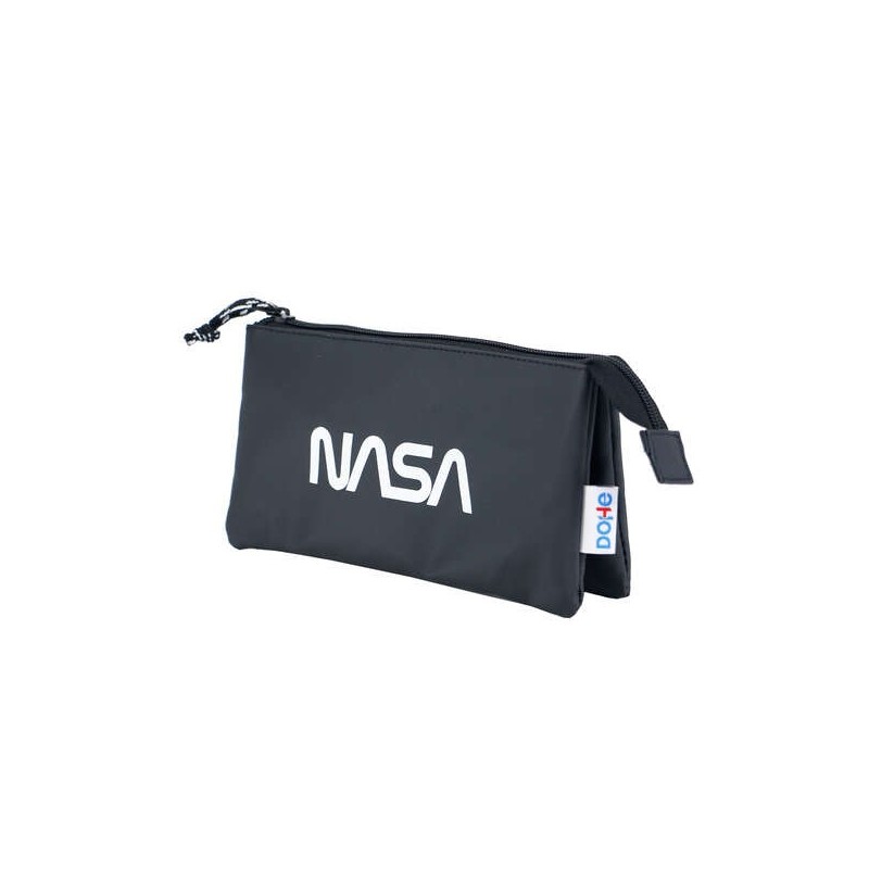 Astuccio Dohe a triplo scomparto - Realizzato in poliestere impermeabile - Chiusura con doppia cerniera - Resistente e flessibil Astuccio Dohe a triplo scomparto - Realizzato in poliestere impermeabile - Chiusura con doppia cerniera - Resistente e flessibil